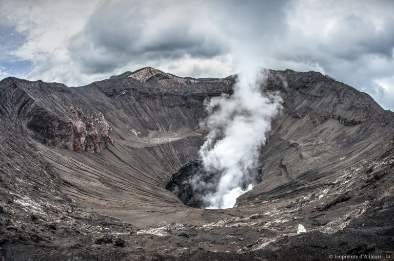 Crat re en activit  du volcan  du Mont  Bromo Indon sie 